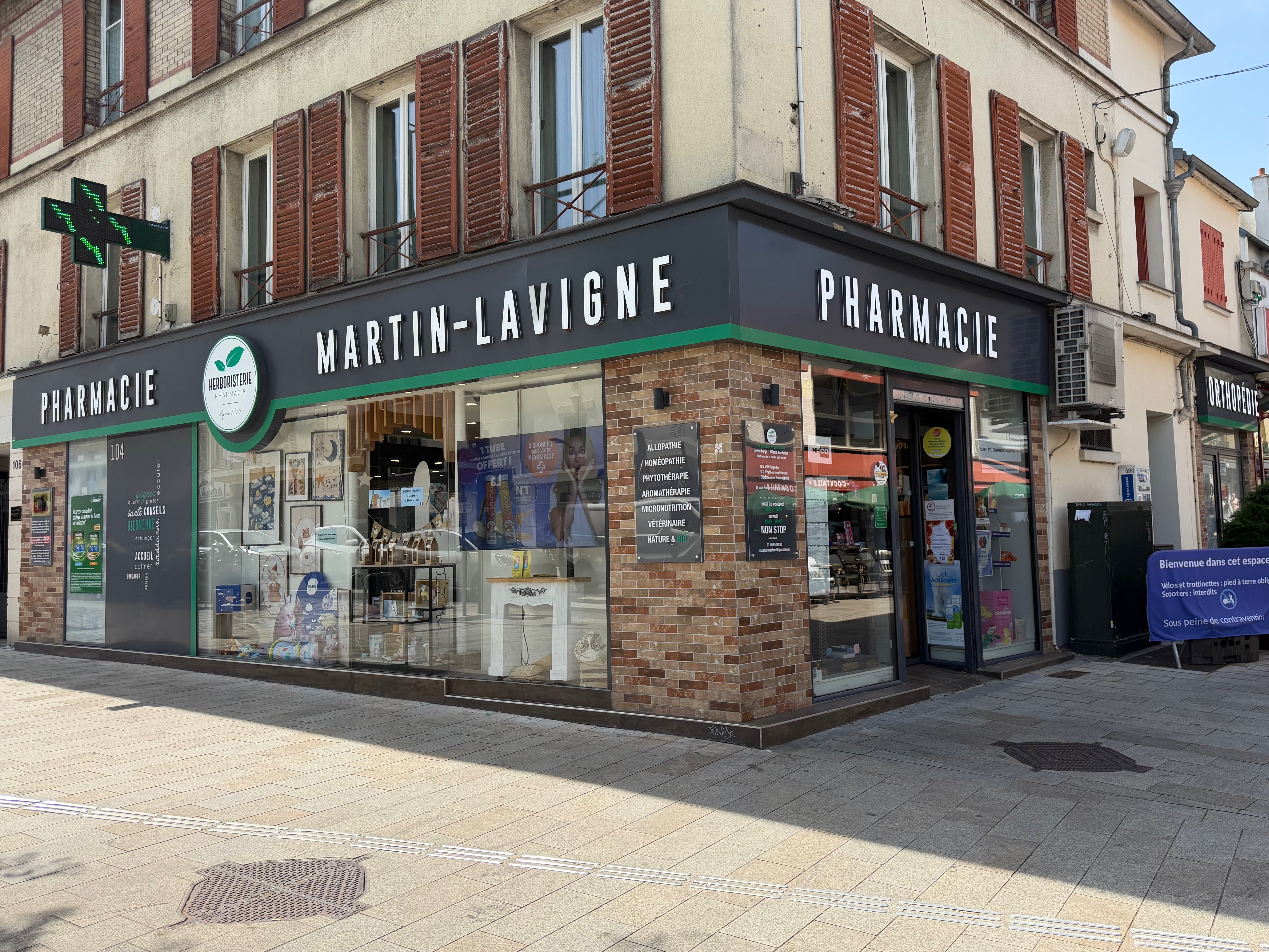 Façade Pharmacie Martin Lavigne située à Bourg-la-Reine